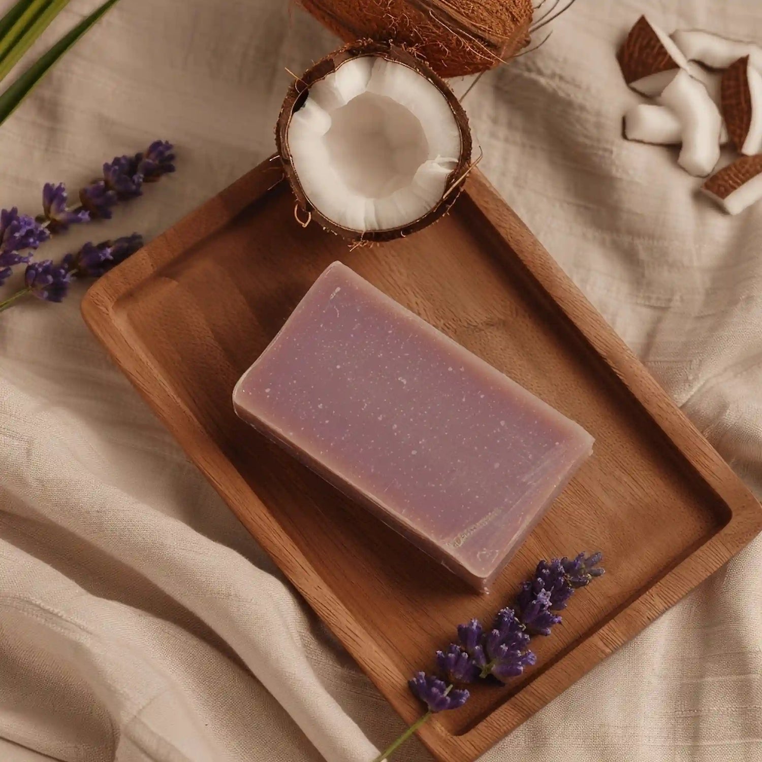Handgemachte Lavendel Seife auf einer Seifenschale mit Lavendel & Kokosnuss